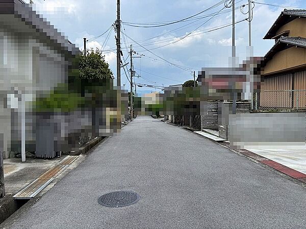 穏やかな住宅街に佇む、暮らしやすい環境です。周辺には日々の生活を支える施設が揃っています。新しい生活を始める場所としてご検討ください。