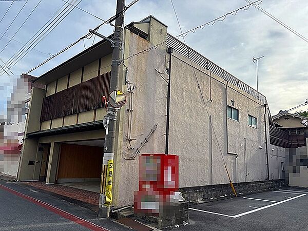 落ち着いた雰囲気の外観が魅力の物件です。お車をお持ちの方にも嬉しいガレージ付き。住まい兼店舗など、幅広い用途でご検討いただけます。