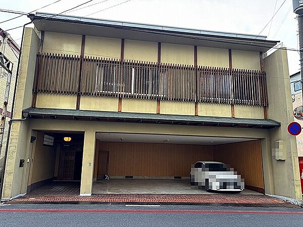 現在は、ガレージ付きの一戸建て。住居と駐車スペースが一体となった、都市生活に馴染む佇まいです。