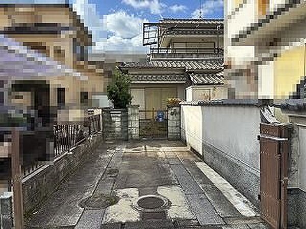 落ち着いた住環境に佇む土地。住まいをイメージしやすい広々とした空間です。夢のマイホームをこの場所で実現しませんか。