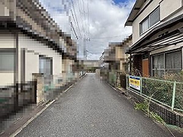 閑静な住宅街に位置し、落ち着いた暮らしを実現します。周辺の住環境も良好で、穏やかな日常を過ごしたい方におすすめです。お気軽にお問い合わせください。