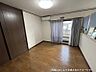 その他：この居室は、明るい木目調のフローリングと収納が特徴です。ベランダに面した窓からは光が差し込み、お好みの家具を配置して自分らしい空間を創造できます。