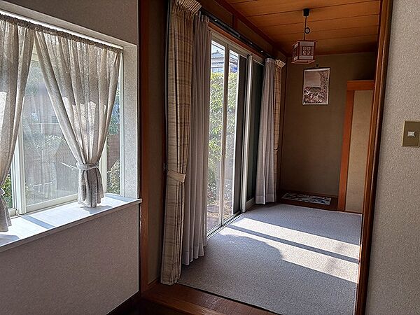 陽光が差し込むバルコニーは、室内にも明るい光を届けてくれます。開放感のある空間で、くつろぎのひとときをお過ごしください。