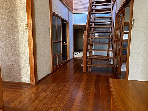 伝統的な木材の風合いが魅力の空間。廊下の収納は、すっきりと暮らすための工夫です。