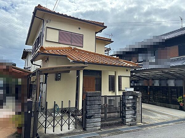 穏やかな住宅街に佇む一戸建てです。趣のある瓦屋根が特徴的。新しい暮らしを始めませんか。