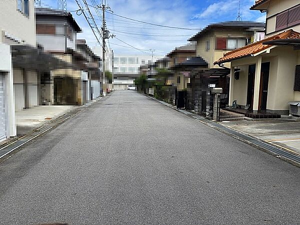 閑静な住宅街に佇む、日当たりの良い住環境。穏やかな暮らしを育む、落ち着いた立地です。