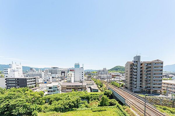 住戸からの眺望の写真です。10階建ての7階部分につき眺望・通風ともに良好です。