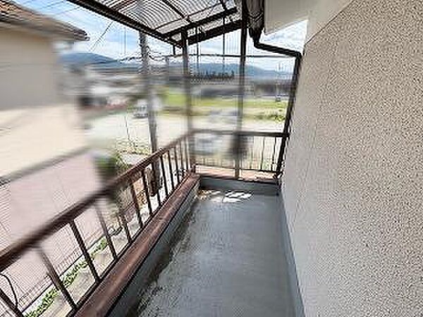 ベランダには屋根が設置されているので、安心して洗濯干しが出来ます。