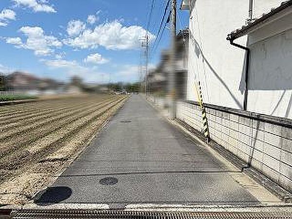 西側には家屋が建っていないので風通しが良く開放感があります。
