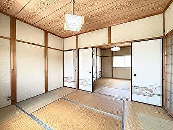 和室の引き戸（襖）を開けると広い部屋になります。