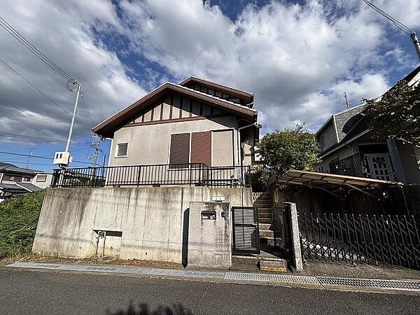 第一種低層住居専用地域に位置しており、落ち着いた環境で穏やかな生活を送ることができます。