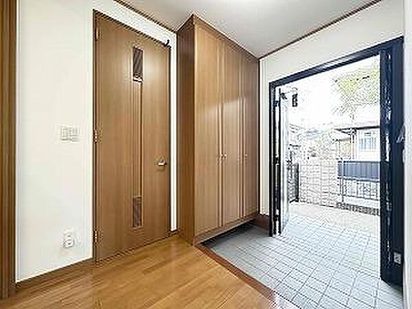 日当たりが良い南向きの玄関です。沢山収納できる下駄箱が設置されています。