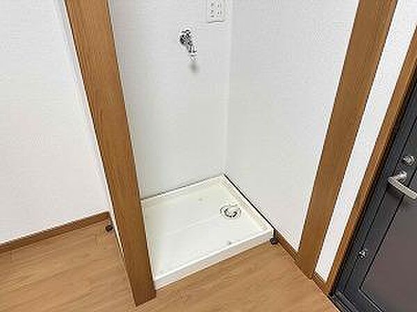 洗面所には洗濯パンが設置されています。水漏から床を守ります。