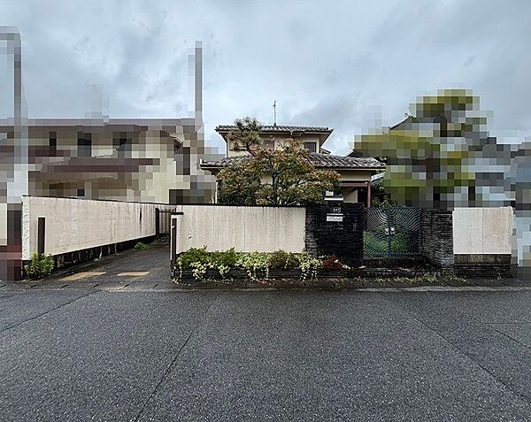 広々とした敷地に佇む、風格のある戸建て。趣のある門構えが、落ち着いた暮らしを予感させます。閑静な住宅街で、ゆとりのある毎日を送りませんか。