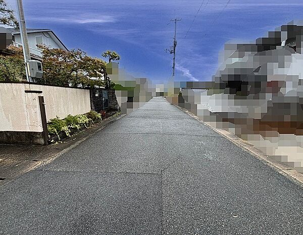 穏やかな住環境に佇む一戸建て。青空の下、広がる道は新しい暮らしへと続きます。