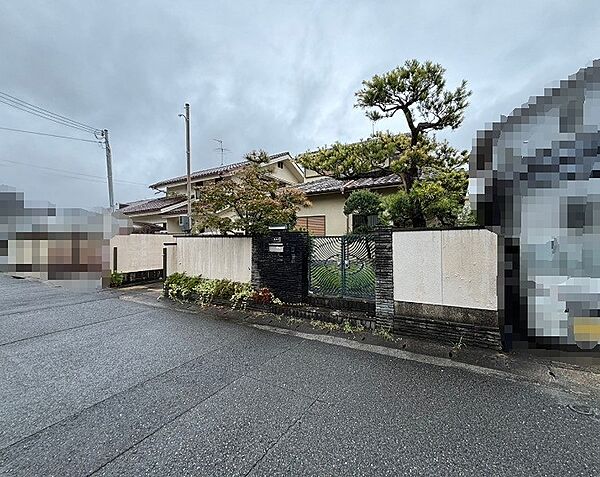 風格のある門構えと植栽が印象的な邸宅。落ち着いた住環境で、ゆとりのある暮らしが叶います。