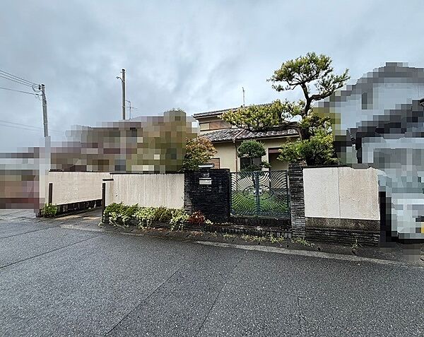 手入れの行き届いた植栽と趣のある門構えが、住まいの風格を物語ります。通りからの視線を適度に遮り、プライバシーにも配慮された外観です。