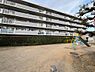 その他：公園です。マンションのエントランス前にある公園は、小さいお子様が元気に遊ぶ姿が目に入ります。