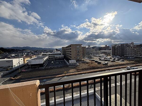 バルコニーに出れば、爽快な景色と外の空気に包まれて、いつでも気軽にリフレッシュが叶います。