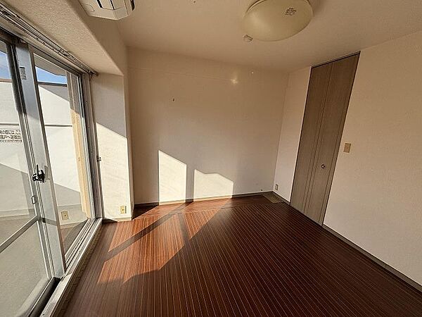 プライベート時間もリラックスして寛げる、洋室です。自然光も入ります。