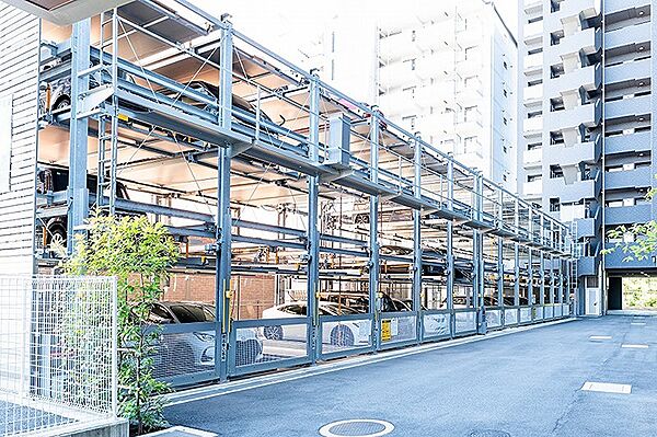 機械式駐車場を完備。大切な愛車を雨風から守り、スペースを有効活用できます。駐車場の空き状況についてはお問い合わせください。