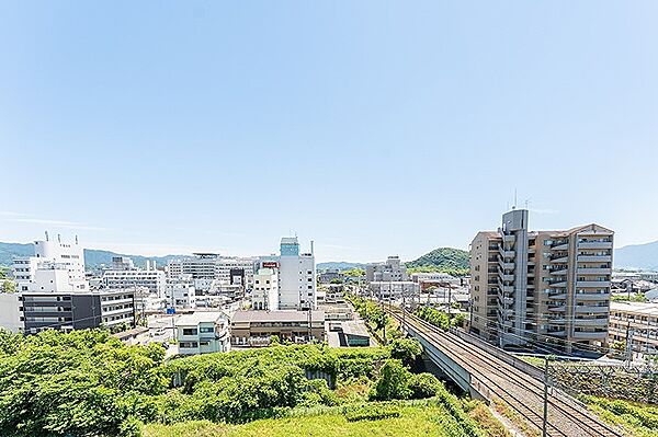 晴れやかな空と、市街地を見渡す眺望。開放感のある景色が、日々の暮らしに広がりをもたらします。