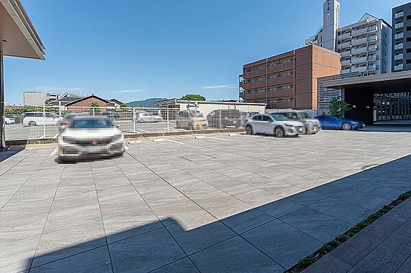広々とした敷地で、車の出し入れもスムーズです。駐車スペースにはゆとりがあり、毎日のお出かけが快適になります。