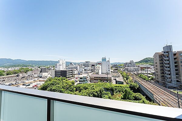 都市の活気と自然が調和する眺望。移りゆく街の景色と遠くの山々が、日々の暮らしに広がりを与えます。