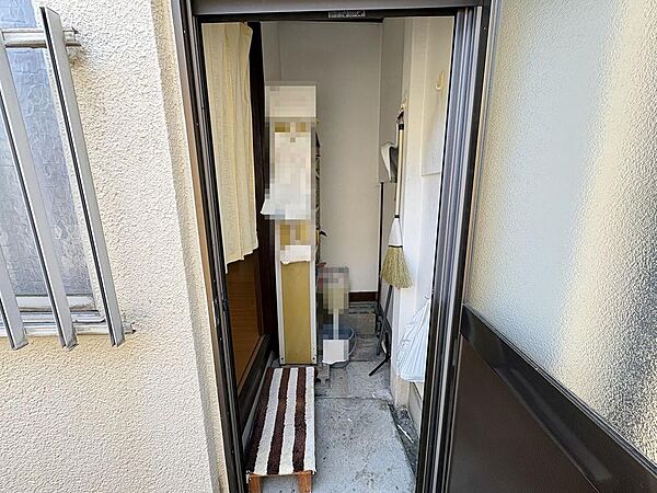 勝手口のある土間スペース。家事動線にも配慮され暮らしの幅が広がります。