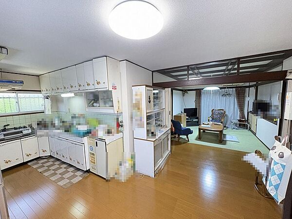 15帖の広々としたLDK♪ダイニングとリビングがゆるやかにつながる開放的な空間。