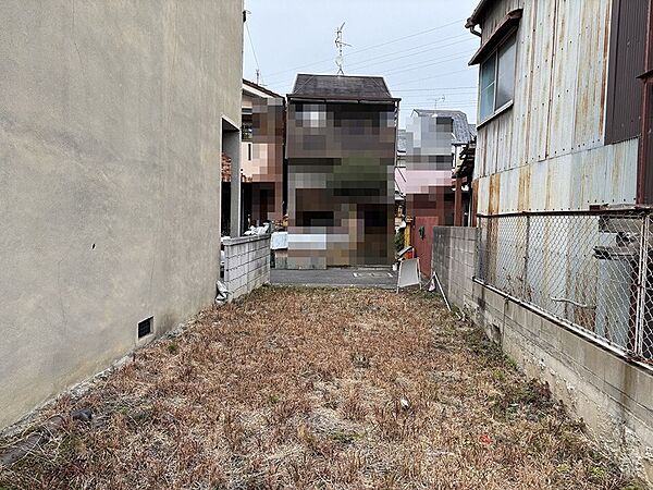 静かな住宅街に位置する更地です。建築条件はありませんので、お好みのプランで理想の住まいを建築いただけます。