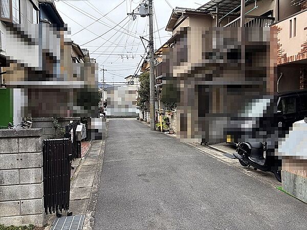 前面道路写真です。暮らしやすい立地で、日々の生活を快適に送れます。