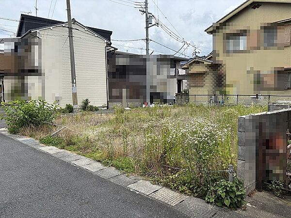 現況更地、北西角地。開放感があり、多様なプランニングが可能な整形地です。新しい暮らしの夢を育む、建築条件なしの土地です。