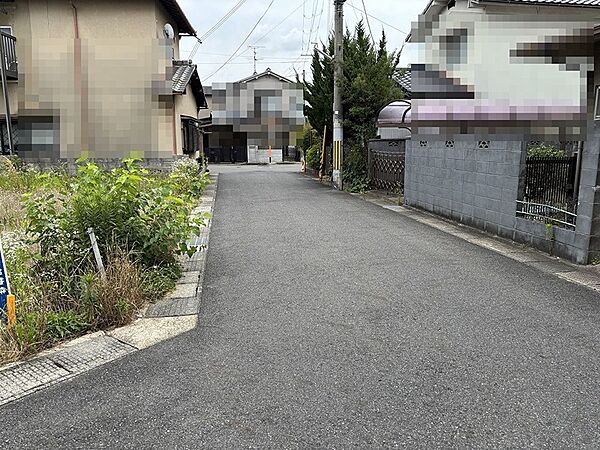 西側の前面道路（公道、幅員約5.3m）