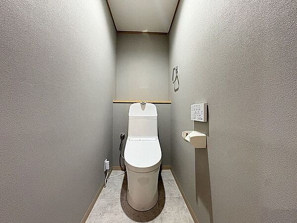 2026年5月に新調済み。落ち着いた色合いで清潔感のあるトイレです。