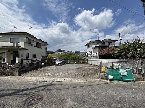 閑静な住宅街の一角に広がる更地です。日当たり良好な南側道路に面し、開放感があります。建物プランの自由度が高く、理想の住まいを実現できます。