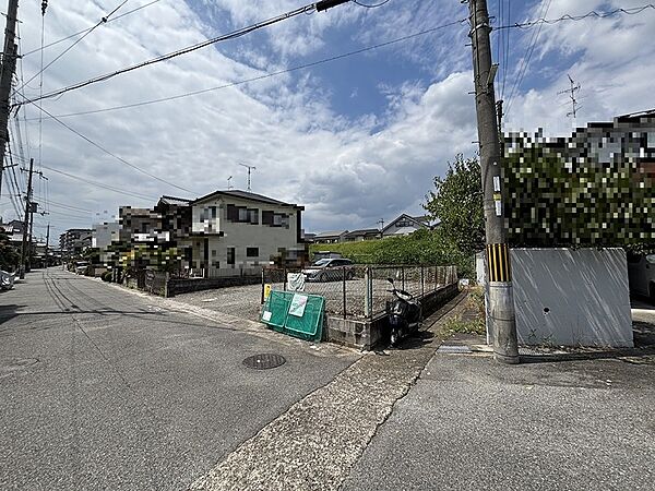閑静な住宅街に位置する、住環境良好な土地。多様な用途に対応可能な、自由度の高い敷地です。お気軽にお問い合わせください。