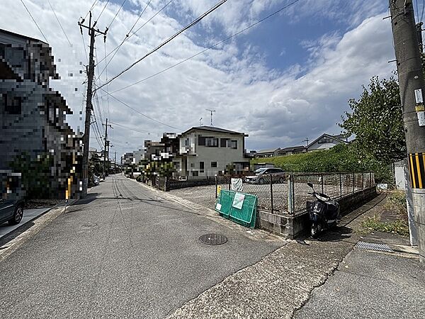 閑静な住宅街に位置する、開放感のある土地です。多様な用途に対応可能で、思い描く住まいや事業の実現をサポートします。