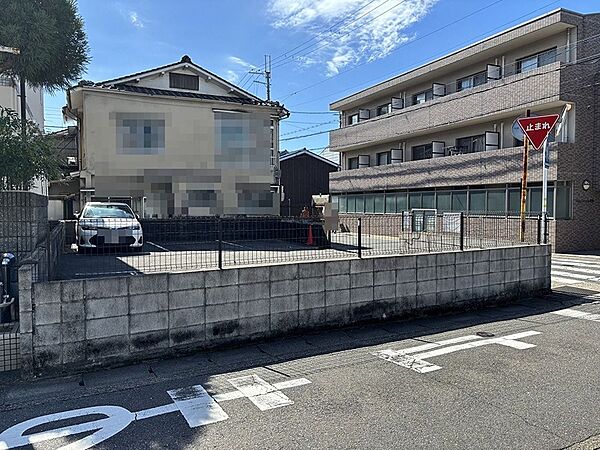 実測面積約33坪、北西角地、更地渡し（現況アスファルト敷）