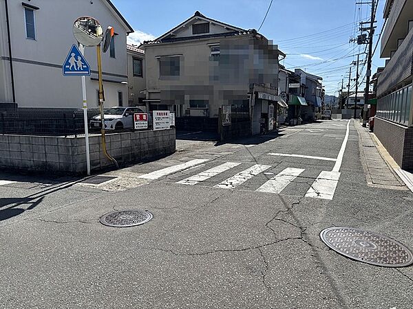 西側前面道路（公道、幅員約6.8m）