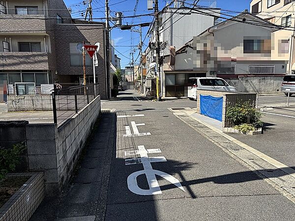 北側前面道路（公道、幅員約4m）
