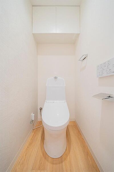 【トイレ】白を基調とした清潔感のあるトイレです。