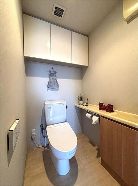 【トイレ】清潔感のあるトイレには温水洗浄便座が採用されています。