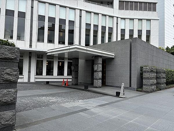 【エントランス】重厚感溢れるエントランス。住まう方や訪れる方を温かく迎えます。