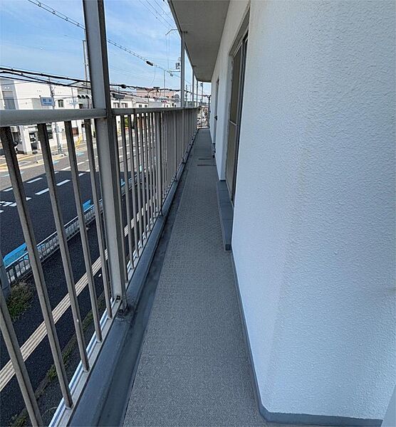 角部屋ならではの広々としたバルコニーが魅力です。