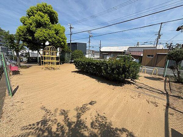 マンションに隣接して公園があり、お子様の遊び場や日々のお散歩にも便利です。