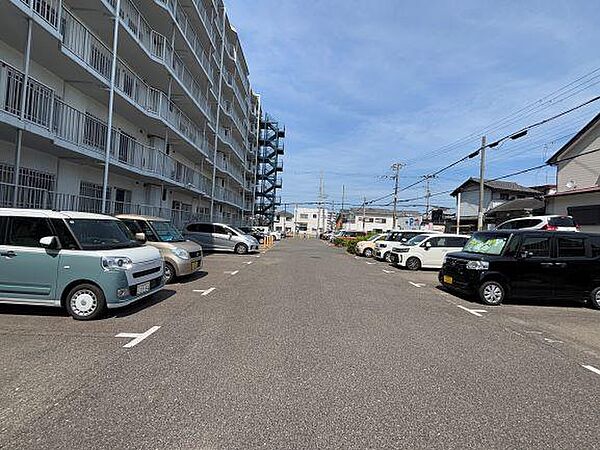 敷地内には、お車の出し入れがしやすい平面駐車場が設けられています。