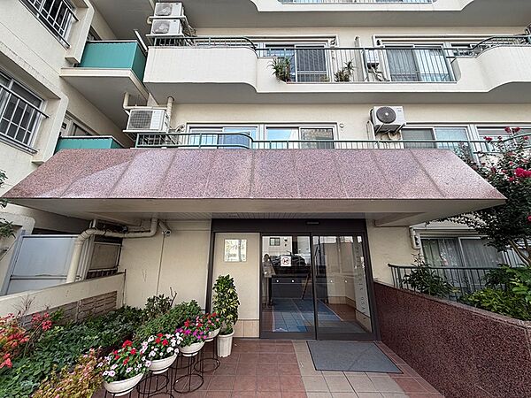 【現地外観写真】徒歩9分圏内に買物施設や教育施設、郵便局、銀行が揃う暮らしやすい住環境です。