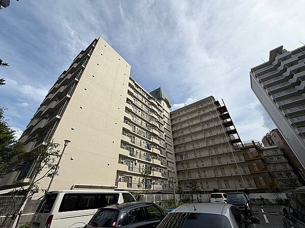 空が広がる開放的な立地に佇む、存在感のある大規模マンション。住環境と利便性を兼ね備えた暮らしをサポートします。