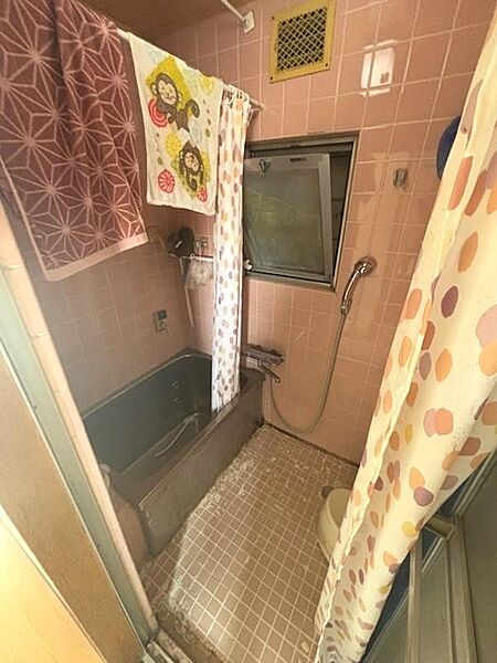 【浴室/3階】淡い色味のタイルが施され、明るい雰囲気の浴室です。